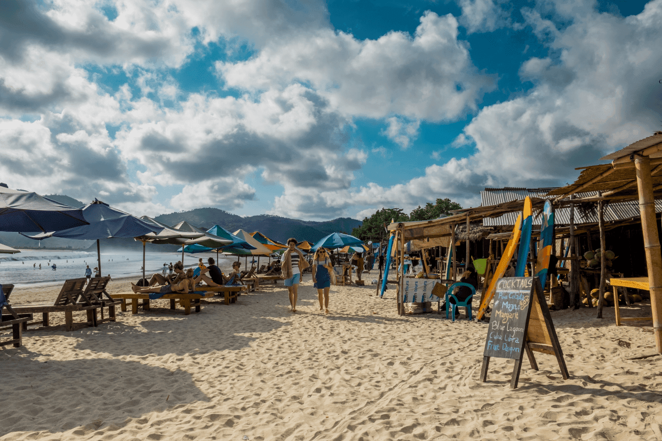 persone che camminano sulla spiaggia